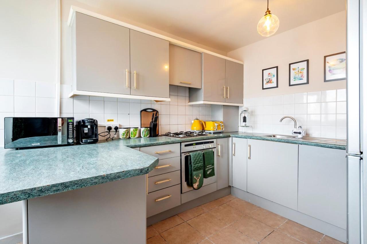 Lovely 4 Bedroom Flat In Wandsworth- Londra